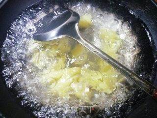 青椒土豆炒排骨的做法步骤：4
