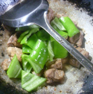 青椒土豆炒排骨的做法步骤：9