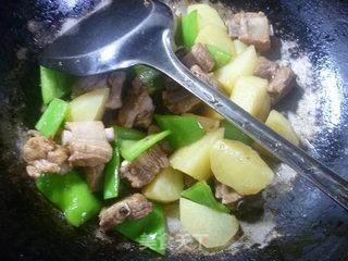青椒土豆炒排骨的做法步骤：10