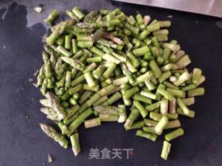 挪威家常菜——三文鱼芦笋浓汤的做法步骤：1