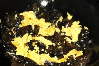 色香味美的黑木耳炒鸡蛋的做法步骤：3