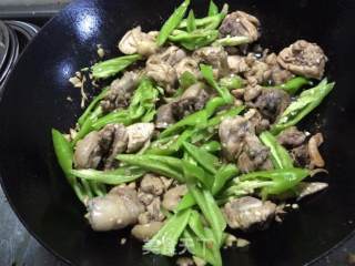 青椒炒鸡肉---简单又好吃的家常菜的做法步骤：5