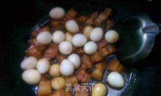 五花肉烧鹌鹑蛋的做法步骤：5