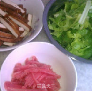 芹菜香干炒肉丝的做法步骤：1
