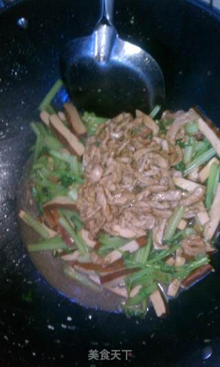 芹菜香干炒肉丝的做法步骤：5