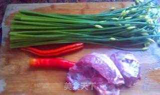 韭苔炒牛肉的做法步骤：1