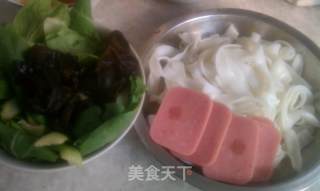 午餐肉白菜煮米粉的做法步骤：1
