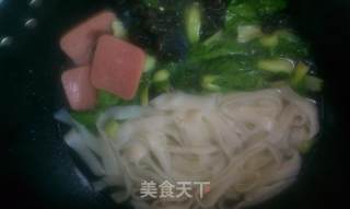 午餐肉白菜煮米粉的做法步骤：4