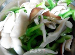 甜椒炒蘑菇的做法步骤：2