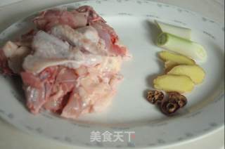 羊肝菌煲鸡汤的做法步骤：1