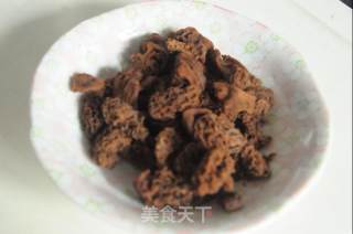 羊肝菌煲鸡汤的做法步骤：2