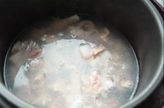 羊肝菌煲鸡汤的做法步骤：4
