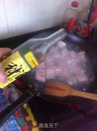 土豆红烧肉的做法步骤：3