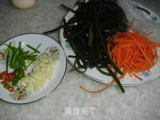 海米拌红萝卜海带丝的做法步骤：2