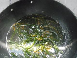 海米拌红萝卜海带丝的做法步骤：3