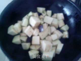 鱼豆腐烧茄子的做法步骤：3