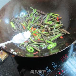 青椒野山蕨的做法步骤：3