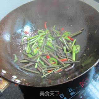 青椒野山蕨的做法步骤：4