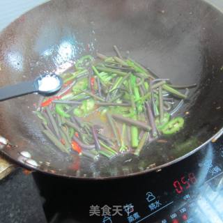 青椒野山蕨的做法步骤：6