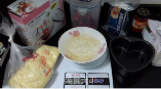 6寸草莓慕斯蛋糕的做法步骤：1