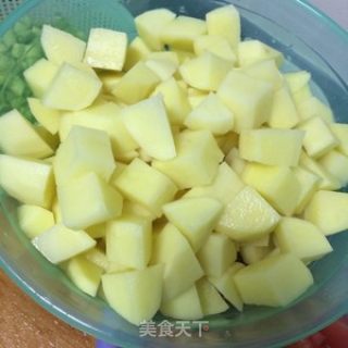 咖喱土豆鸡丁的做法步骤：1