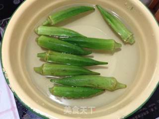 【秋葵炒虾球】的做法步骤：1