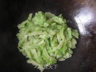 苦瓜炒肉的做法步骤：1