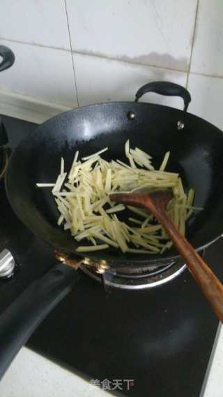酸辣土豆丝的做法步骤：1