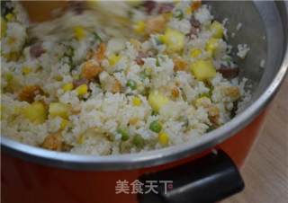 菠萝什锦炒饭的做法步骤：4