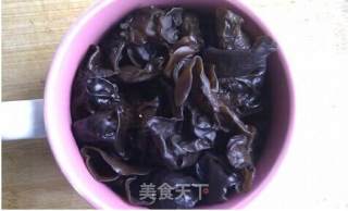 尖椒木耳炒肉的做法步骤：1