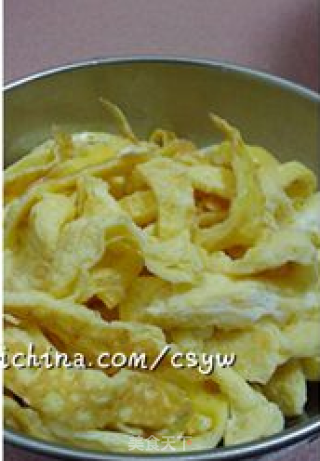 这样吃不感觉苦了【凉瓜炒蛋丝】的做法步骤：3