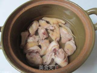 豆酱焖鸡的做法步骤：1