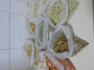 传统五仁月饼的做法步骤：1
