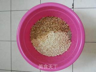 传统五仁月饼的做法步骤：2