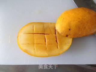 芒果莎莎——芒果的新吃法的做法步骤：1