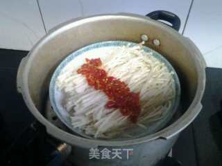 剁椒金针菇的做法步骤：2
