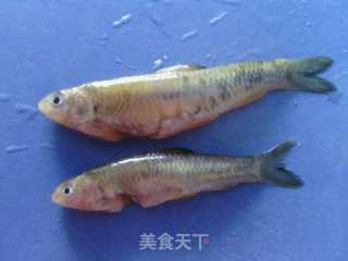 干炸小鱼的做法步骤：1