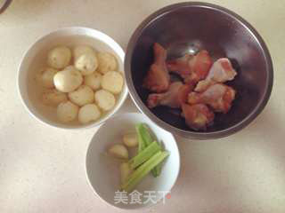 小土豆烧鸡翅根的做法步骤：1