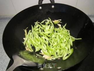 尖椒炒鸡蛋的做法步骤：7