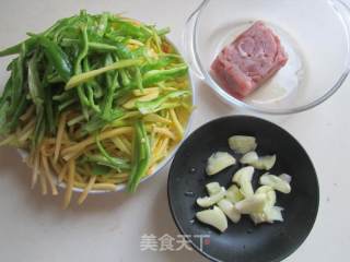 南瓜青椒肉丝的做法步骤：1
