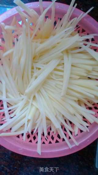 肉丸炒马铃薯的做法步骤：2
