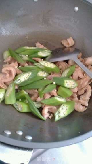 瘦肉炒秋葵的做法步骤：3