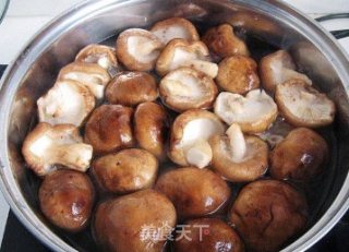 五花肉焖鲜香菇的做法步骤：1