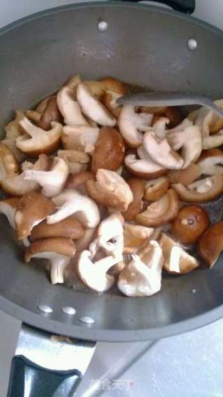 五花肉焖鲜香菇的做法步骤：5