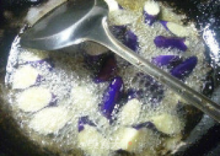 青椒白切肉炒茄子的做法步骤：2