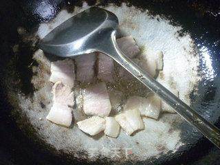 青椒白切肉炒茄子的做法步骤：3