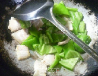 青椒白切肉炒茄子的做法步骤：4