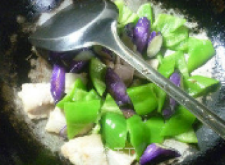 青椒白切肉炒茄子的做法步骤：5