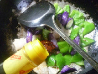 青椒白切肉炒茄子的做法步骤：8