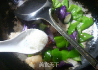 青椒白切肉炒茄子的做法步骤：9